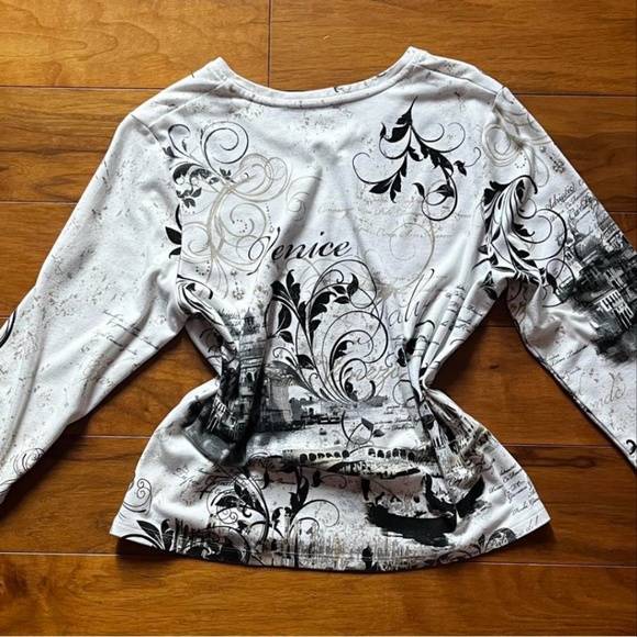 Alia White and black long sleeve top with a touch of goth style - Picture 2 of 4